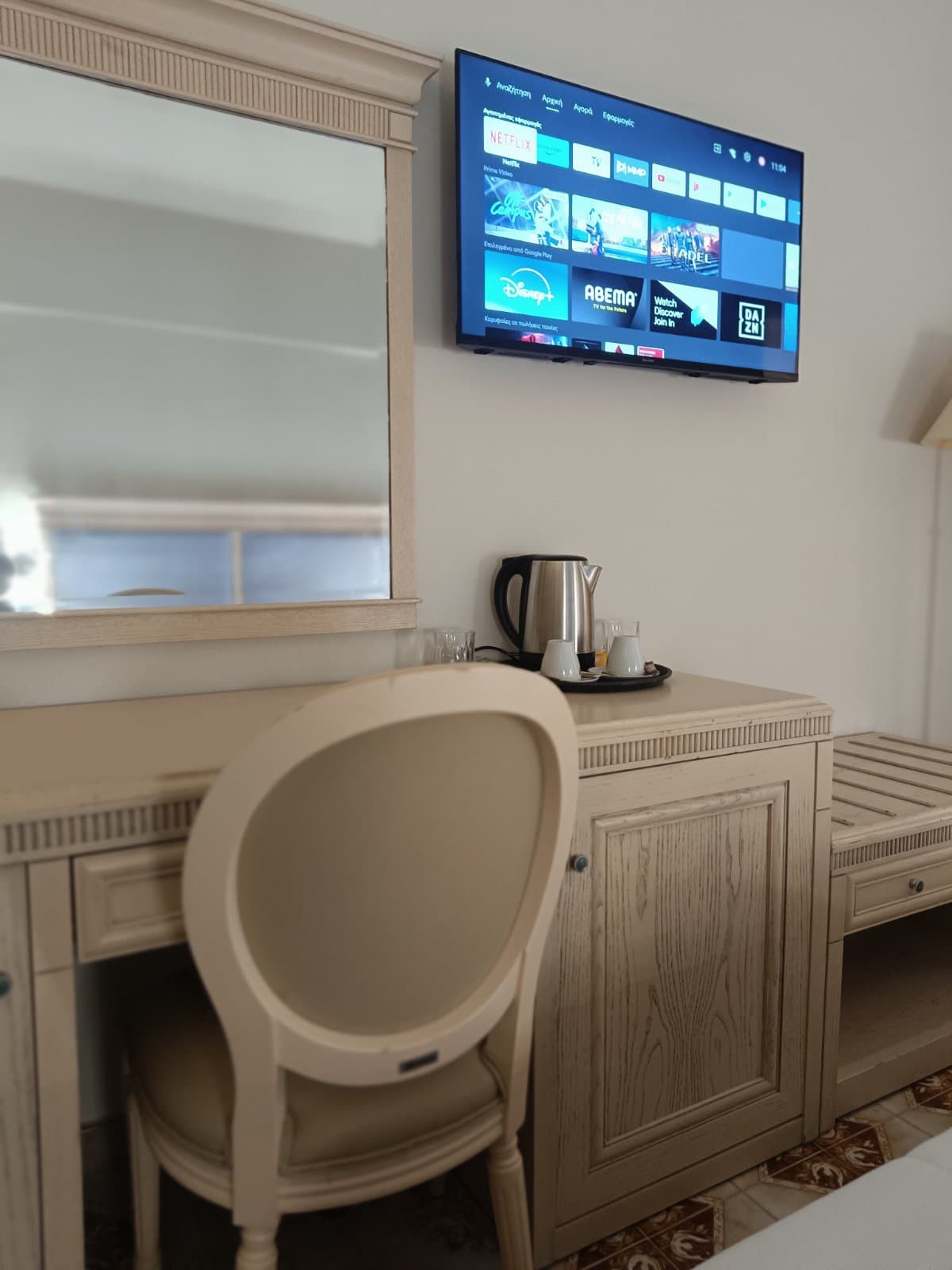 Seating corner and smart TV